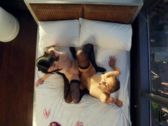 Grosse titten, Blondine, Gesichtssitzen, Behaart, Natürlichen titten, Muschi, Strümpfe, Tätowierung