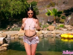 Seins naturels, De plein air, Piscine, Solo