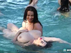 Plage, Brunette brune, Groupe, Lesbienne, Mère que j'aimerais baiser, Nue, Piscine, Adolescente