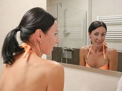 Amateur, Gros cul, Brunette brune, Doigter, Masturbation, Mère que j'aimerais baiser, Douche, Dénudage