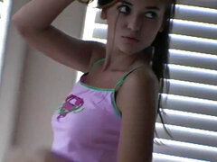 18 jahre, Braunhaarige, Schwanz, Masturbation, Höschen, Erotischer film, Sich ausziehen, Jungendliche (18+)