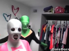 Schlafzimmer, Blasen, Studentenwohnheim, Lecken, Muschi, Rasiert, Jungendliche (18+), Flotter dreier