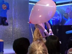 フェラチオ, 着衣女と全裸男, ダンス, 女, グループ, ハードコア, レズビアン, スインガー