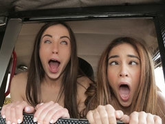 Cul, Sucer une bite, Voiture, En levrette, 2 femmes 1 homme, Branlette thaïlandaise, Lesbienne, Plan cul à trois