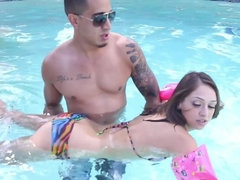 Perra, Mamada, Corridas faciales, Sexo duro, Al aire libre, Pequeña, Piscina