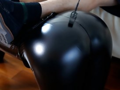 Weibliche domination, Erniedrigung, Leder, Massage, Nylon, Strumpfhose, Gummi, Sklave