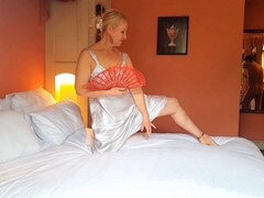 Sucer une bite, Britannique, Homme nu et filles habillées, Mature, Petite femme, Chatte, Jarretelles