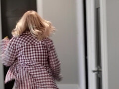 Chambre à dormir, Grosse bite, Blonde, En levrette, Seins naturels, Fessée, Plan cul à trois, Mouillée