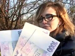 Grosse titten, Blondine, Blasen, Brille, Milf, Geld, Im freien, Rasiert