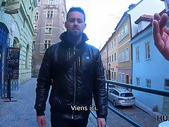 Hunt4k. sissy boy regarde comment son rendez-vous satisfait un autre homme
