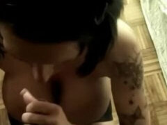 Enthousiasteling, Grote mammen, Pijpbeurt, Bruinharig, Sperma shot, Huisgemaakt, Gezichtspunt, Tatoeage