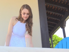 Dansen, Jurk, Extreem, Hakken, Masturbatie, Orgasme, Openbaar, Onder de rok