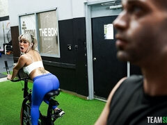 Culo grande, Verga grande, Tetas grandes, Rubia, Mamada, Estilo perrito, Flaco, Adolescente