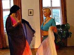 Tussi, Grosse titten, Blondine, Braunhaarige, Reif, Milf, Sich ausziehen, Titten