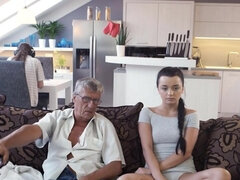 18 ans, Sucer une bite, Petit ami, Papa, Doigter, Chatte, Rasée, Adolescente