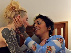 Enthousiasteling, Kont, Lieveling, Lesbisch, Likken, Kut duiken, Tatoeage, Tieten likken