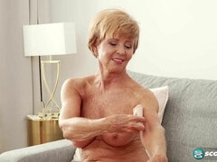 Enthousiasteling, Grote kont, Grote mammen, Vingeren, Rijpe lesbienne, Naakt, Kort haar, Alleen