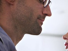 Niñera, Verga grande, Rubia, Mamada, Penetracion con dedos, Sexo duro, Chupando, Tetas