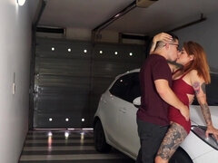 Grosse titten, Blasen, Spermaladung, Hundestellung, Latina, Milf, Natürlichen titten, Tätowierung