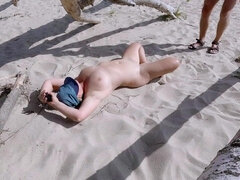 Strand, Achter de coulissen, Grote mammen, Omie, Rijpe lesbienne, Moeder die ik wil neuken, Naakt, Openbaar