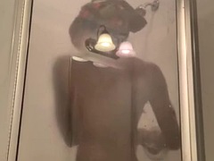 シーメール, シャワー