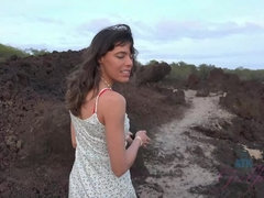 Amateur, Brunette brune, Petite amie, Nue, Petite femme, Public, Voyeur, Mouillée