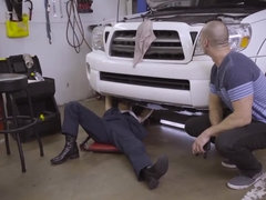 Fragile car mechanic has sex with well-hung client