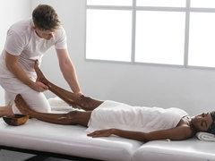 Bruinharig, Zwart, Interraciaal, Masseren, Naakt, Geschoren, Tiener, Tieten likken