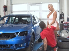 Lamer culo, Chica, Tetas grandes, Coche, Checa, Europeo, Anilingus, Cabello corto