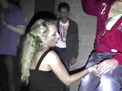 Mutter und Stief-Tochter ficken mit two Fremden auf party