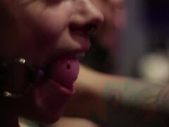 18 ans, Bondage, Brunette brune, Club, Public, Adolescente, Nénés, Jouets