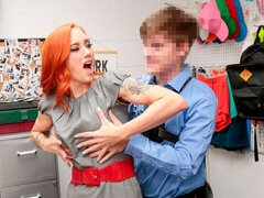 Grosser schwanz, Hundestellung, Milf, Büro, Rotschopf, Rasiert, Tätowierung, Titten