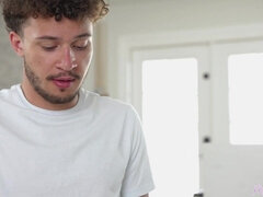 Grosse bite, Blonde, Plantureuse, Femme couguar, Tir de sperme, Gorge profonde, Fétiche, Nénés