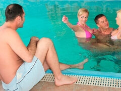 Nana, Gros cul, Grosse bite, Gros seins, Blonde, Sucer une bite, Le plan cul à quatre, Maigrichonne