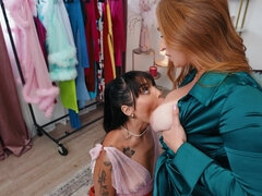 Gros cul, Domination, Lesbienne, Huilée, Rousse roux, Attachée, Vibromasseur