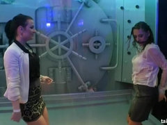 フェラチオ, 衣服着たままセックス, ダンス, 異人種間, ヌード, パーティ, スインガー, 濡れ