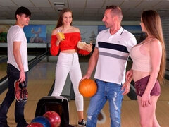 Sucer une bite, Couple, En levrette, Groupe, Branlette thaïlandaise, Orgie, Public, Nénés