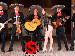 Anal, Grosse bite, Gros seins, Sucer une bite, Brunette brune, En levrette, Partouze, Adolescente