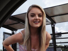 Blonde, Bus, Queue, Européenne, Masturbation, Seins naturels, De plein air, Nénés