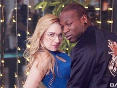 Gros cul, Grosse bite, Gros seins, Sucer une bite, En levrette, 2 femmes 1 homme, Interracial, Plan cul à trois