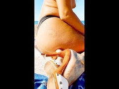 Culo, Playa, Botas, Pies, Fetiche, Masturbacion con pies, Tacones, Al aire libre