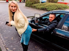 Leie, Blondine, Blasen, Milf, Im freien, Pov, Dürr, Entkleiden