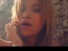 Playa, Rubia, Mamada, Checa, Pajear, Tetas naturales, Al aire libre, Tatuaje
