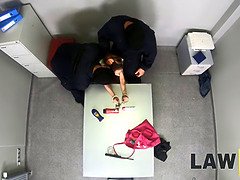 Law4k. la chica indefensa debería chupar pollas y ser golpeada por robar
