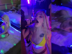 Gros seins, Blonde, Sucer une bite, Queue, Doigter, Interracial, Suçant, Nénés