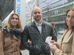 ブロンド, フェラチオ, 女 人男 人, 手コキする, 下着, お金, 公共, オッパイの