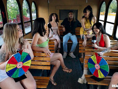 お尻, ブロンド, ブーツ, アウトドア, 公共, スカート, タトゥー, ヒモパン