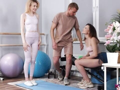 Grosser schwanz, Blasen, Schwanz, Hundestellung, Natürlichen titten, Dürr, Jungendliche (18+), Titten