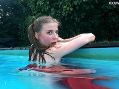 Morena, Hembra, Lencería, Pequeña, Piscina, Público, Ruso, Solo