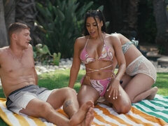 Gros cul, Gros seins, Bikini, Brunette brune, 2 femmes 1 homme, Léchez, De plein air, Chatte